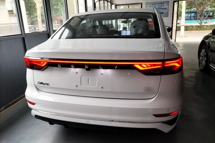 Geely Emgrand 2026 — 5