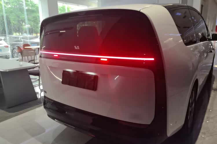 Li Auto MEGA 2024 — 5