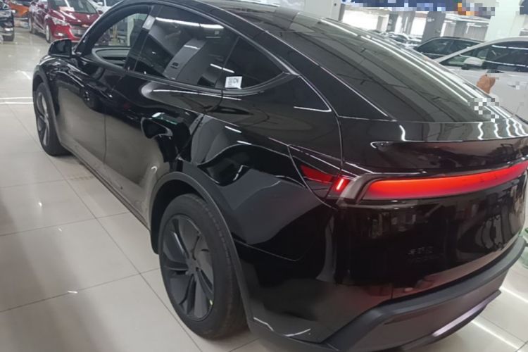 Tesla Model Y 2026 — 4