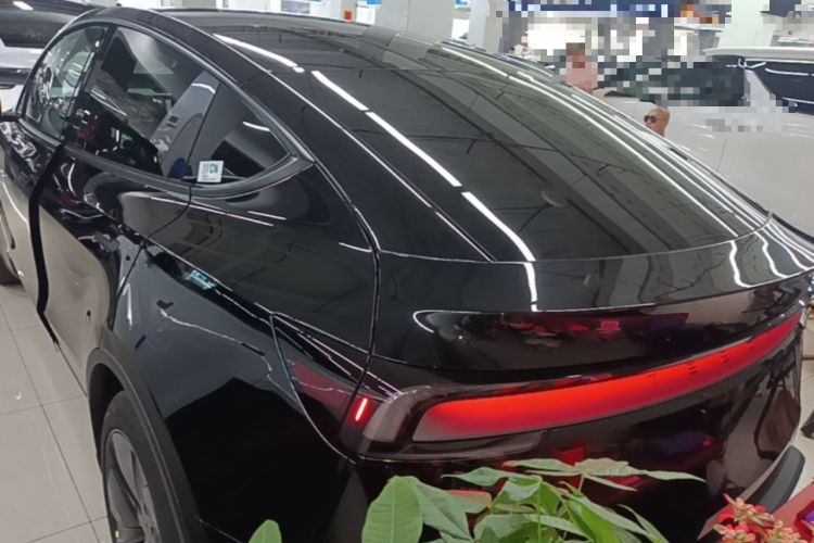 Tesla Model Y 2026 — 5