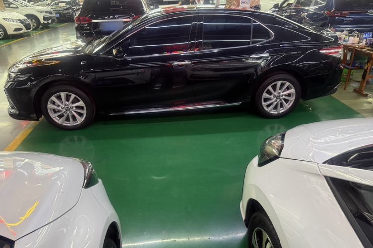 Toyota Camry 2023 — 4