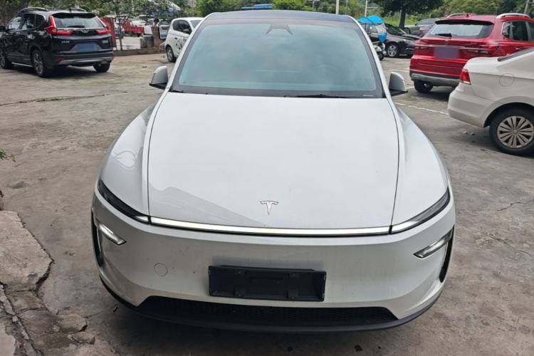 Tesla Model Y 2025 — 2