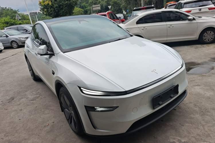 Tesla Model Y 2025 — 3