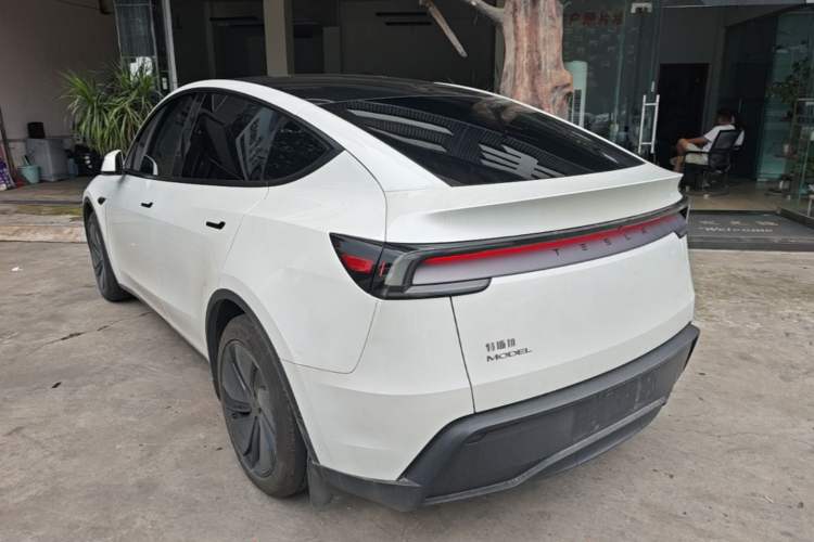 Tesla Model Y 2025 — 4