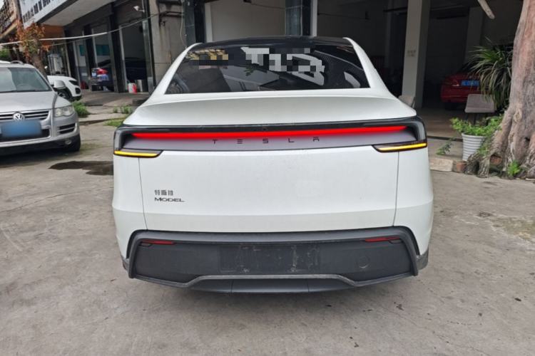 Tesla Model Y 2025 — 5