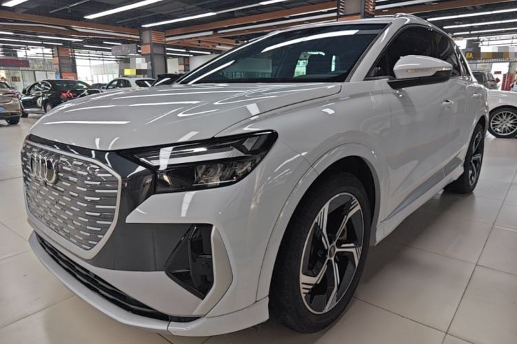 Audi Q4 e-tron 2023 — фото 1