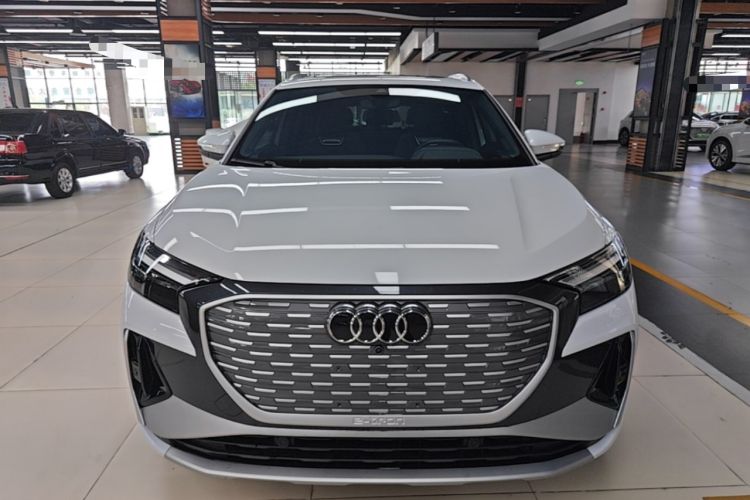 Audi Q4 e-tron 2023 — фото 2