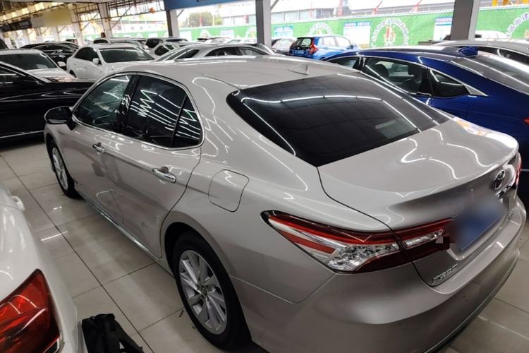 Toyota Camry 2023 — 4