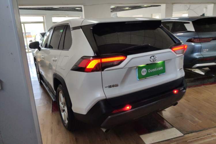 Toyota RAV4 2022 — 4