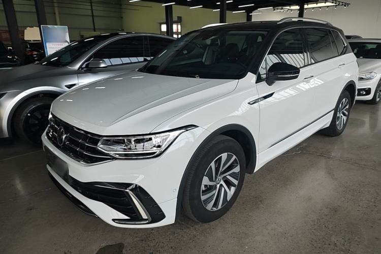 Volkswagen Tiguan L 2023 — фото 1