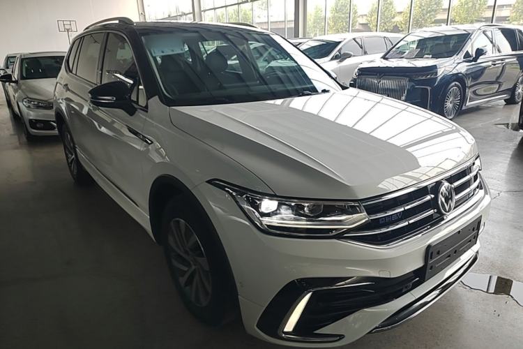 Volkswagen Tiguan L 2023 — фото 3