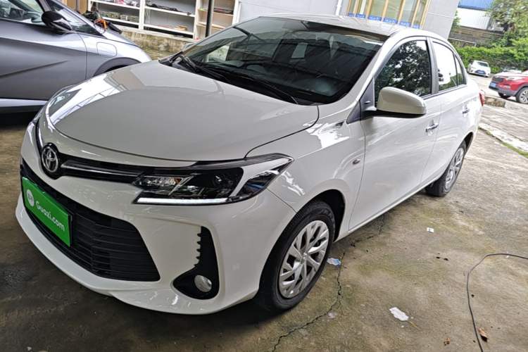 Toyota Yaris 2022 — фото 1
