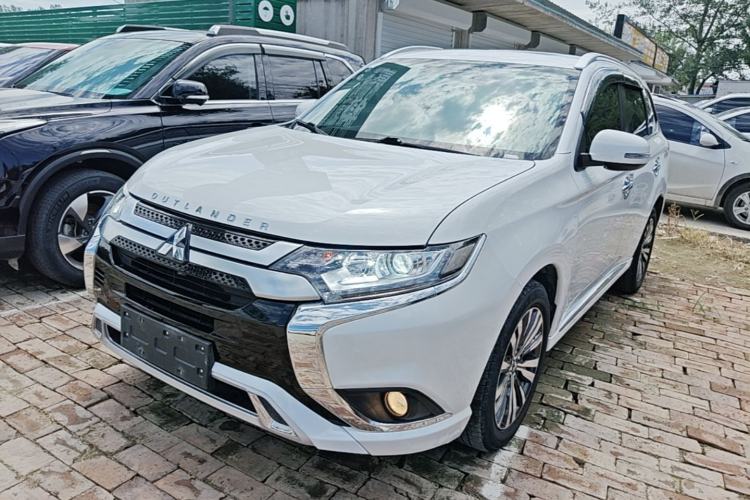 Mitsubishi Outlander 2021 — фото 1