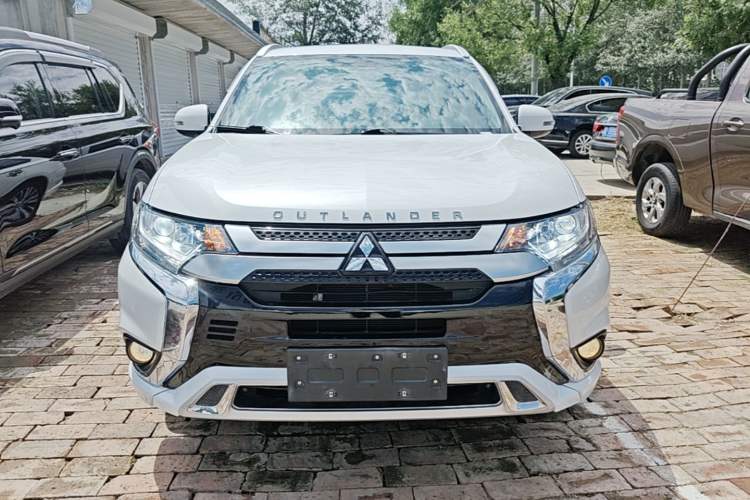 Mitsubishi Outlander 2021 — фото 2