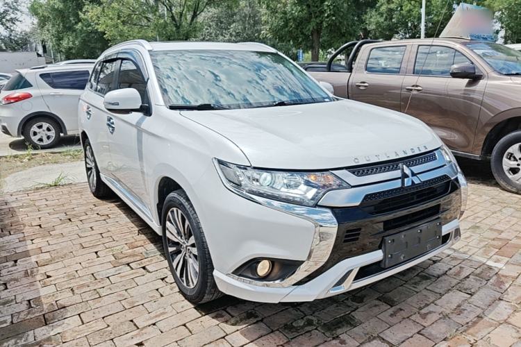 Mitsubishi Outlander 2021 — фото 3