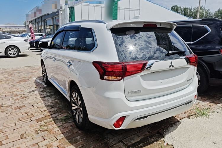Mitsubishi Outlander 2021 — фото 4