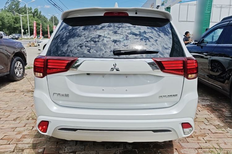 Mitsubishi Outlander 2021 — фото 5