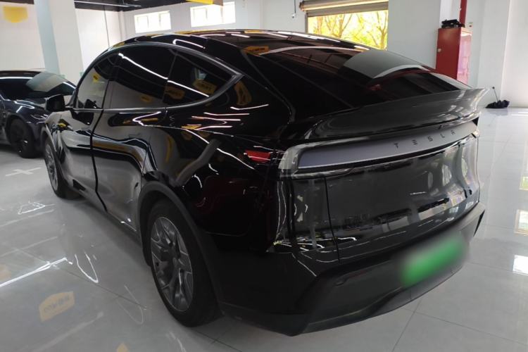 Tesla Model Y L 2025 — 4