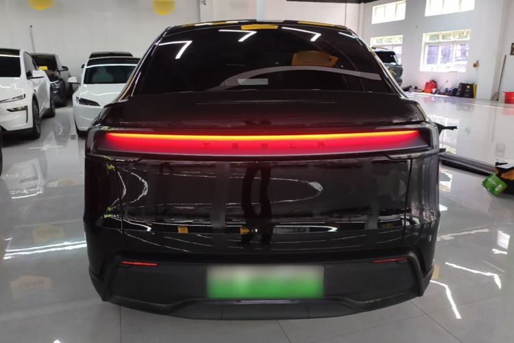 Tesla Model Y L 2025 — 5