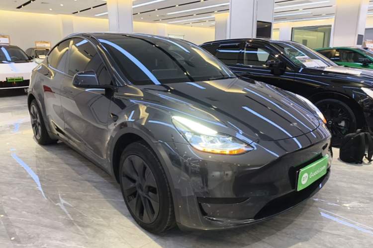 Tesla Model Y 2024 — 3