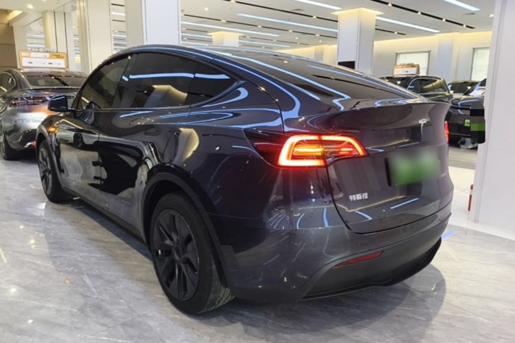 Tesla Model Y 2024 — 4