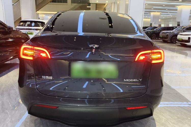 Tesla Model Y 2024 — 5