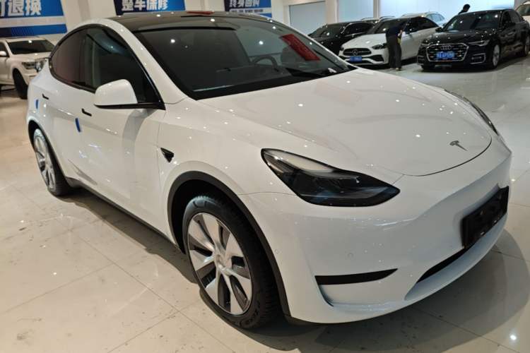 Tesla Model Y 2022 — 3