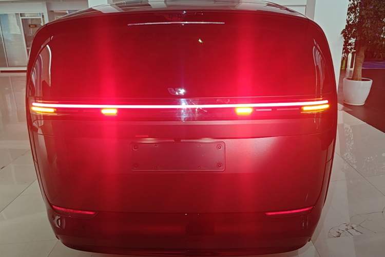 Li Auto MEGA 2024 — 5