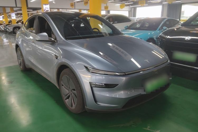 Tesla Model Y 2026 — 3