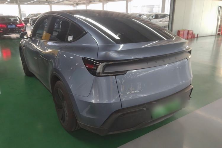 Tesla Model Y 2026 — 4