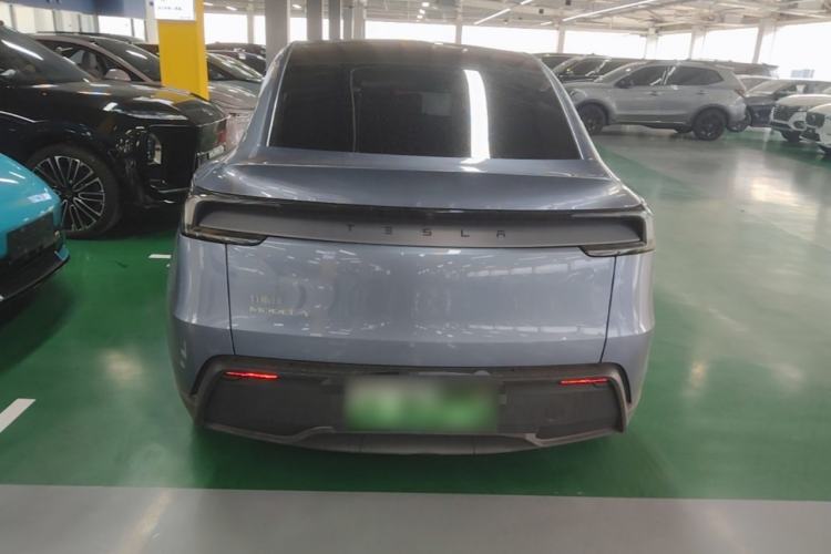 Tesla Model Y 2026 — 5