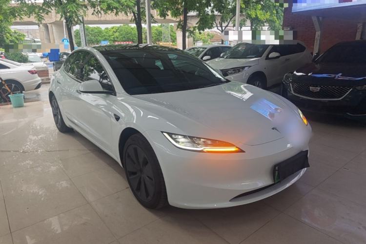 Tesla Model 3 2025 — 3