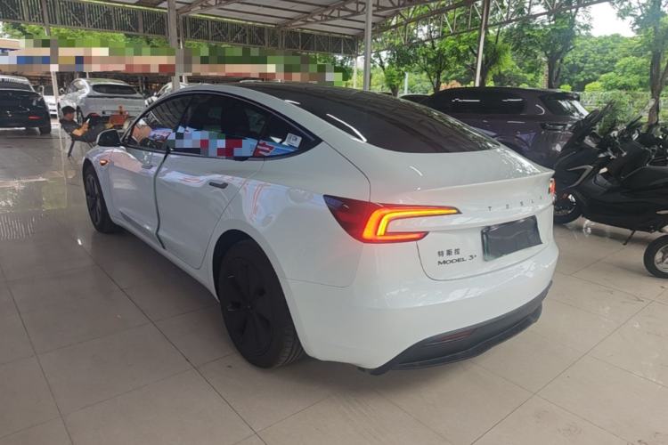 Tesla Model 3 2025 — 4