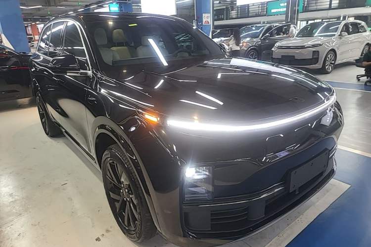 Li Auto L8 2023 — 3