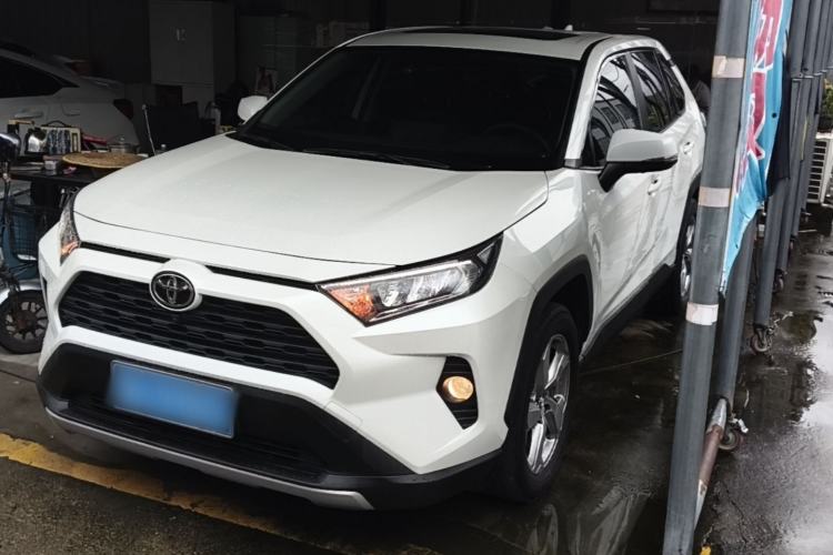 Toyota RAV4 2021 — фото 1