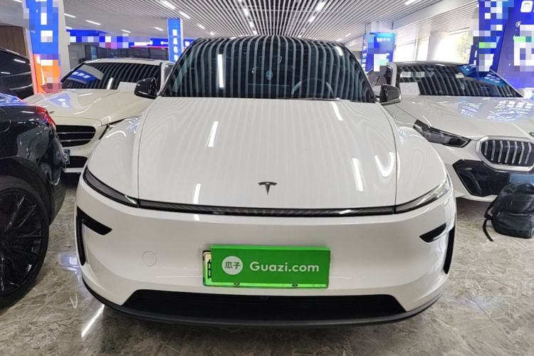 Tesla Model Y 2025 — 2