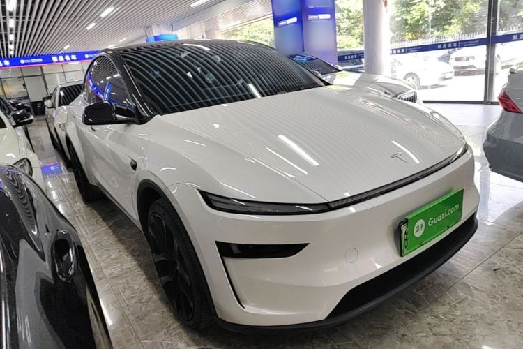 Tesla Model Y 2025 — 3