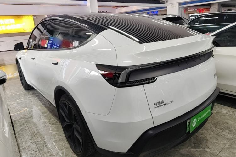 Tesla Model Y 2025 — 4
