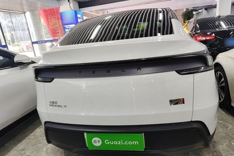 Tesla Model Y 2025 — 5