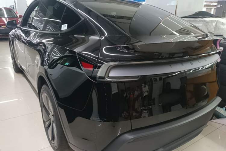 Tesla Model Y 2026 — 4
