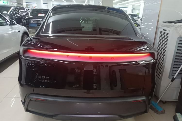 Tesla Model Y 2026 — 5