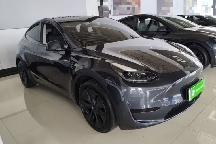 Tesla Model Y 2024 — 3