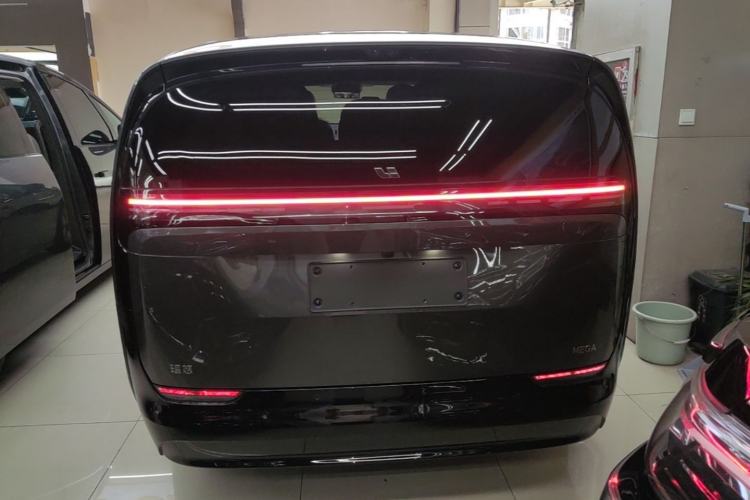 Li Auto MEGA 2025 — 5