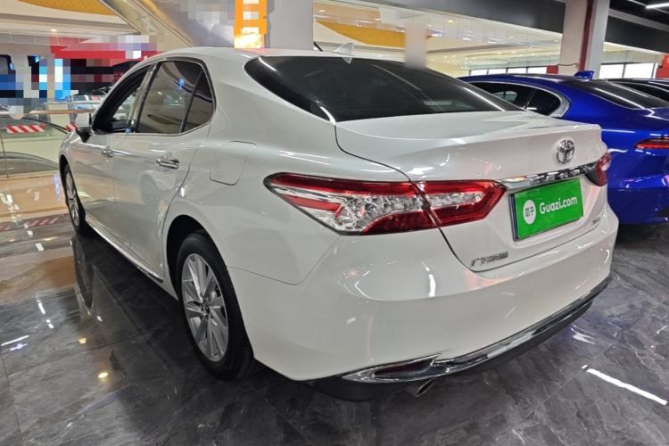 Toyota Camry 2023 — 4