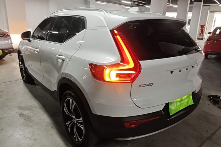 Volvo XC40 2021 — фото 4