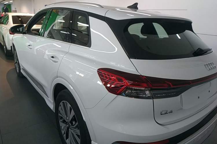 Audi Q4 e-tron 2024 — 4