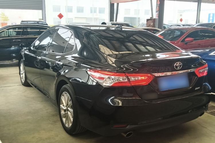 Toyota Camry 2021 — 4