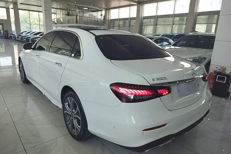 Mercedes-Benz E 300 L 2023 — 4