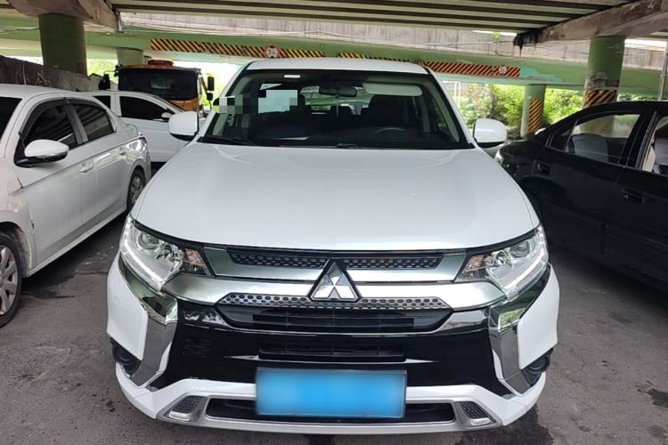 Mitsubishi Outlander 2021 — фото 2