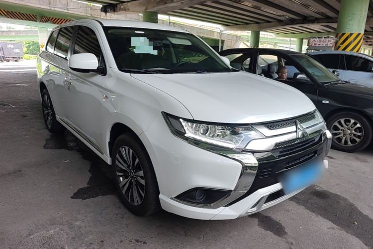 Mitsubishi Outlander 2021 — фото 3